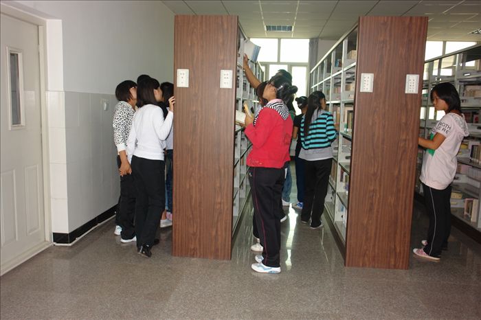 学生参观书库